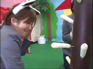 Japonesa contestants participate em um louca gameshow mov
