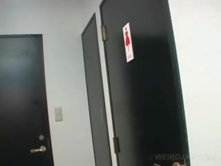 เอเชีย วัยรุ่น seductress movs twat ในขณะที่ การปัสสาวะ ใน a ห้องน้ำ