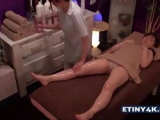 Twee first-rate aziatisch meisjes bij massage studio