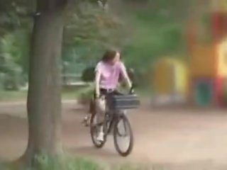 Japansk datter masturbated mens ridning en specially modified kjønn klipp bike!